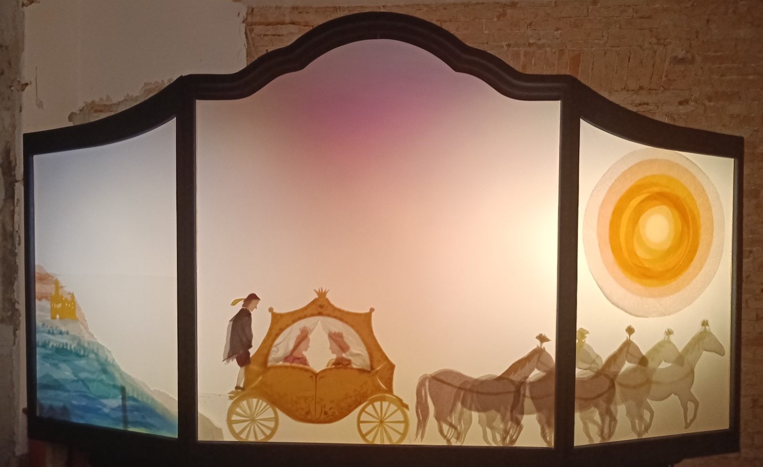 Lys Soleil |Inszenierung " Der Froschkönig" Märchen- Schattentheater von Lys Soleil: Eine Kutsche mit Prinz und Prinzessin mit Pferden bespannt, in einer magischen Lichtinszenierung